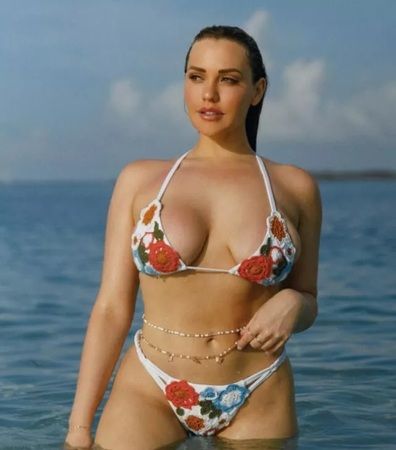 Yetişkin film yıldızı Mia Malkova’nın çiçekli bikinisi olay oldu! Denizde verdiği pozlarla milyonlarca kişinin aklını aldı 2