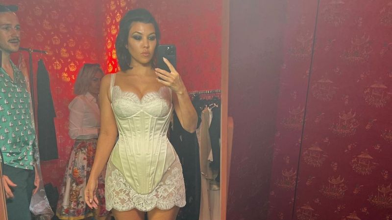 Kourtney Kardashian’dan Hayranlarına Gecelik Pozu! Cesarette Zirve Yaptı: Neredeyse Her Şeyi Görülecekti… 1