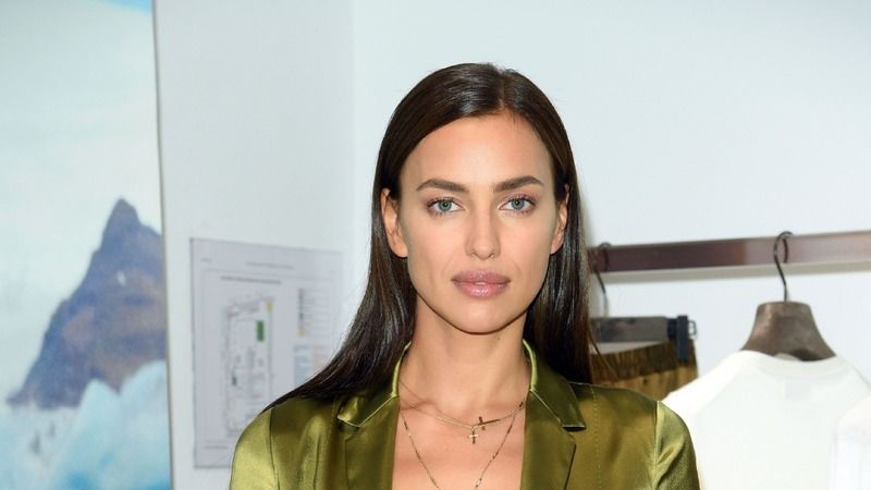 Irina Shayk’dan nefes kesen paylaşım! Siyah bikinisiyle ayna karşısında poz verdi 1