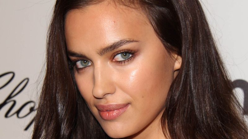 Irina Shayk’dan nefes kesen paylaşım! Siyah bikinisiyle ayna karşısında poz verdi 3