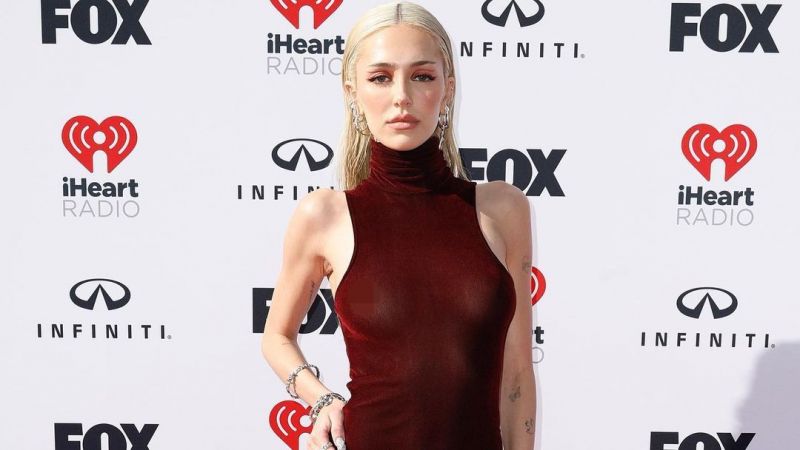 Delilah Belle Hamlin’n İç Çamaşırsız Transparan Elbisesi Akılları Aldı! Geceye Damga Vurdu… 1