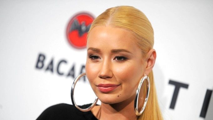 Iggy Azalea pembe iç çamaşırıyla takipçilerini çıldırttı! Ünlü rapçinin yatak pozu sosyal medyada beğeni rekoru kırdı 1