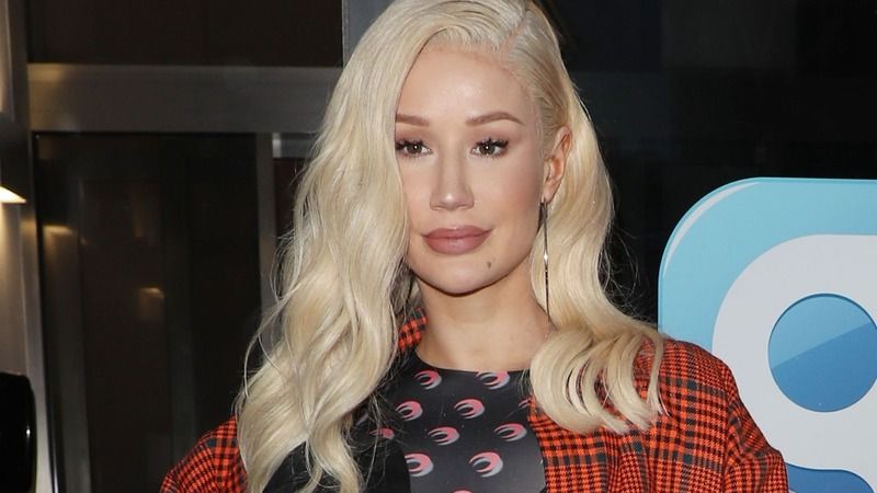 Iggy Azalea pembe iç çamaşırıyla takipçilerini çıldırttı! Ünlü rapçinin yatak pozu sosyal medyada beğeni rekoru kırdı 2