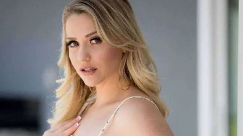 Yetişkin film yıldızı Mia Malkova dağ başında ıslandı! Alev alev yanan vücudu soğuk havaya meydan okudu 1