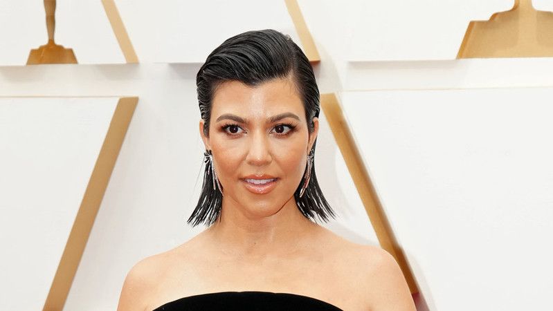 Kourtney Kardashian’ın merdivende etek altı pozu sosyal medyayı salladı! Nefes kesen paylaşım beğeni rekorları kırdı 1