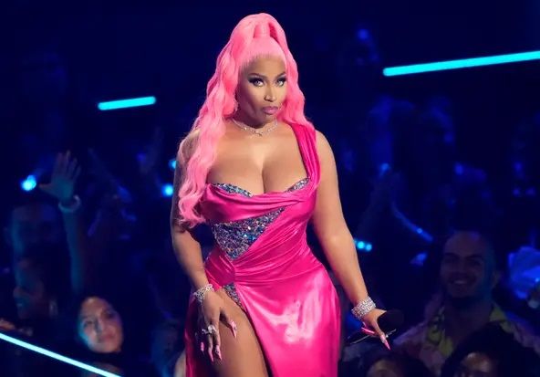 Ünlü rapçi Nicki Minaj daracık pembe pantolonuyla kalça şovu yaptı! Paylaşımına milyonlarca beğeni geldi 3