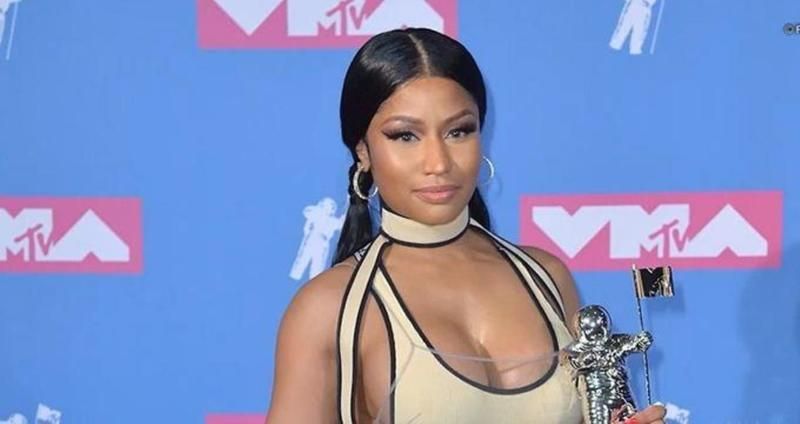 Ünlü rapçi Nicki Minaj daracık pembe pantolonuyla kalça şovu yaptı! Paylaşımına milyonlarca beğeni geldi 1