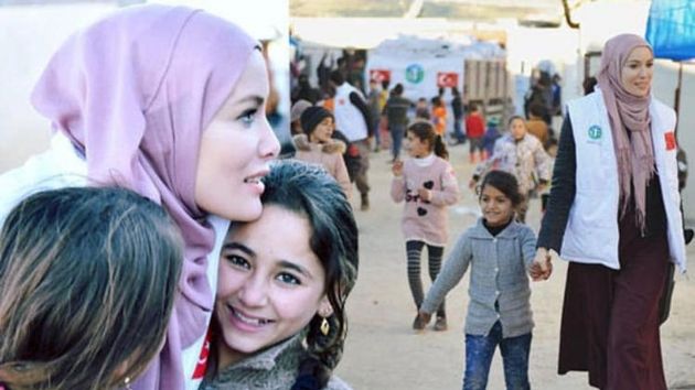 Gamze Özçelik Hatay konteyner kente dev iftar sofrası kurdurdu! Uzadıkça uzayan o iftar sofrası... 1