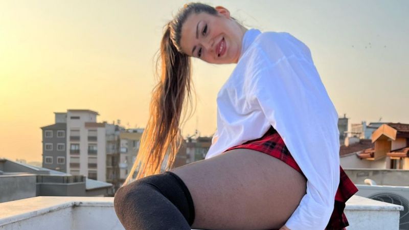 Tiktok ve Intagram Fenomeni Paylaşımlarıyla Nefes Kesti! Son Pozları Hayranlarını Çok Mutlu Etti: Dekoltesini Paylaşmaktan Çekinmedi! 1