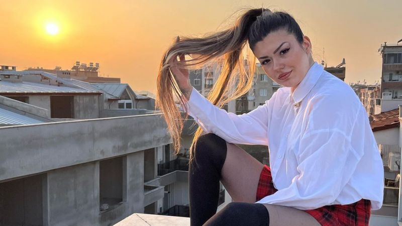 Tiktok ve Intagram Fenomeni Paylaşımlarıyla Nefes Kesti! Son Pozları Hayranlarını Çok Mutlu Etti: Dekoltesini Paylaşmaktan Çekinmedi! 2