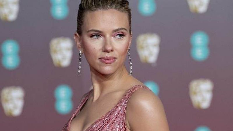 Scarlett Johansson bu pozu verirken kendinden geçti! Hollywood yıldızı siyah sütyeniyle Instagram’ı alev alev yaktı! 1