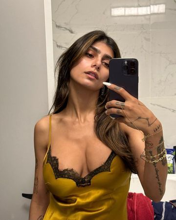 Eski yetişkin film yıldızı Mia Khalifa derin dekolteli geceliğiyle frikik verdi! Sosyal medyada takipçilerini coşturdu 2