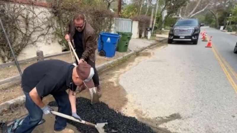 Dünyaca ünlü oyuncu Arnold Schwarzenegger yolu onardı! Terminatör’ün yol onarımı büyük beğeni topladı! 2