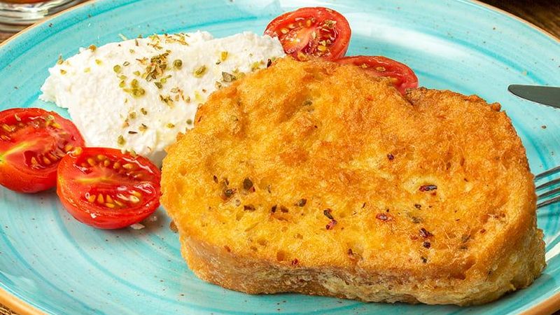 İftardan arta kalan ekmekleri ziyan etmeyin! Ucuz ve pratik lezzet "Yumurtalı Ekmek" Tarifi 3