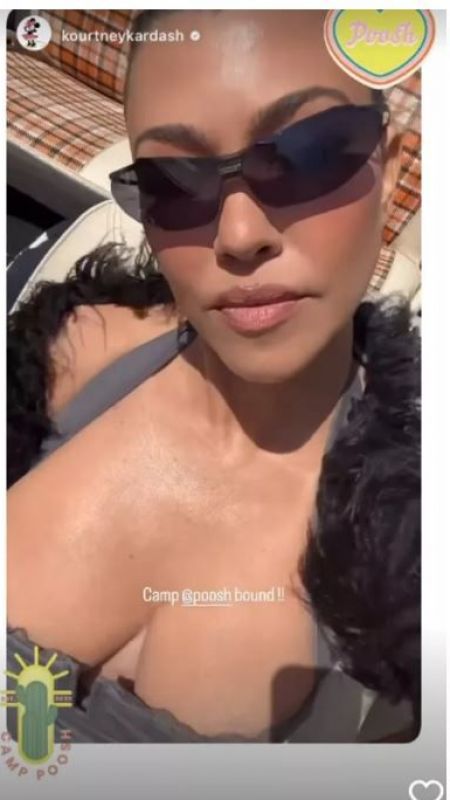 Kourtney Kardashian'dan üstü açık arabada dekolte şov! Bluzu kayınca frikik üstüne frikik verdi! 1