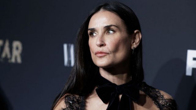 Demi Moore şezlonga uzandı ortalık alev aldı! 1