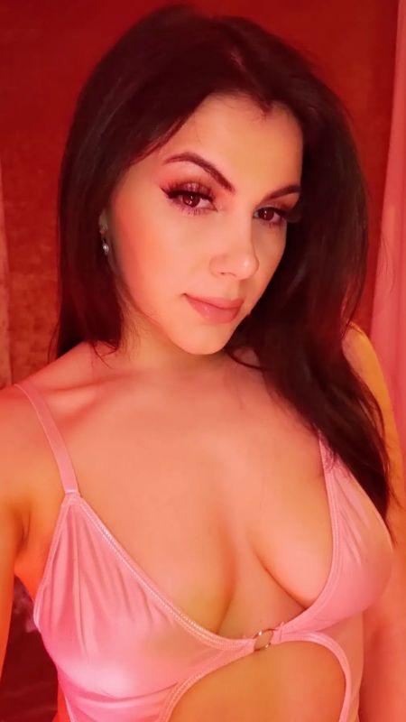 Yetişkin film yıldızı bunu hep yapıyor! İçini gösteren iç çamaşırı ile Onlyfans yıldızı Valentina Nappi göğüslerini sergiledi! 1