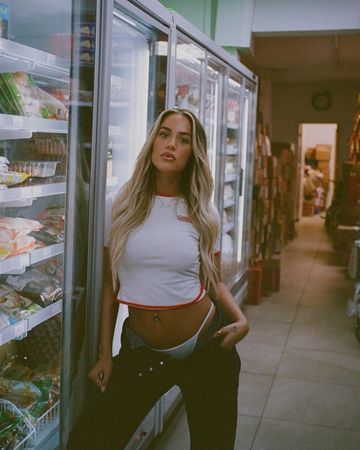 İngiliz fenomen Lottie Tomlinson markette soyundu! Beyaz iç çamaşırıyla market raflarını gezip beğeni topladı 1