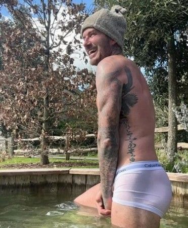 David Beckham çıplak vücuduyla hayranları şoka soktu! Victoria Beckham’dan romantik paylaşım gecikmedi… 1