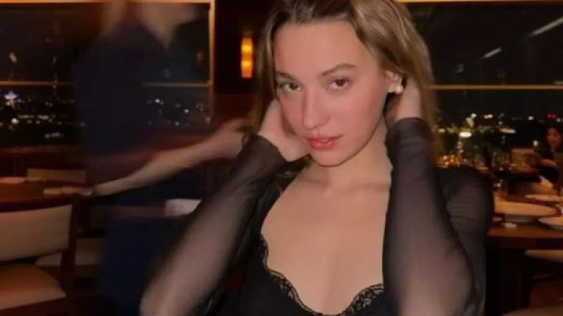 Duruşundan aynalar çatladı! Oyuncu Sümeyye Aydoğan transparan kıyafeti içinde “Serenay Sarıkaya’ya” benzetilince… 1