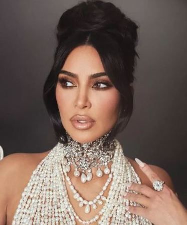 Kim Kardashian cesareti ile geceye damga vurdu! İnciden oluşan cesur elbisesinin yapımı tam 1000 saat sürdü! 3