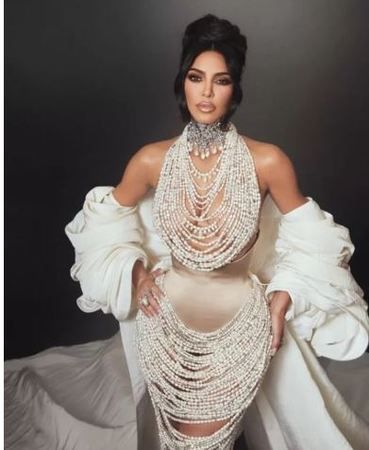 Kim Kardashian cesareti ile geceye damga vurdu! İnciden oluşan cesur elbisesinin yapımı tam 1000 saat sürdü! 1