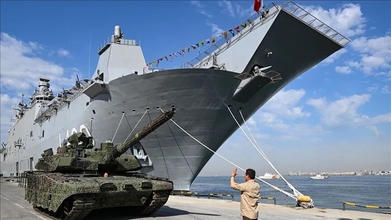 Dünya Tarihinde Bir İlk! Dünyanın İlk Silahlı İnsansız Hava Aracı Gemisi İzmir Alsancak Limanı'nda Vatandaşları Büyüledi! TCG Anadolu, Limanda 500 Metre Kuyruk Oluşturdu! 1