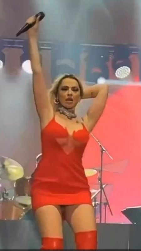 Hadise göğüs dekolteli mini elbisesiyle sahnede! Kıvrak dansı ve sahne şovu yürek hoplattı 3