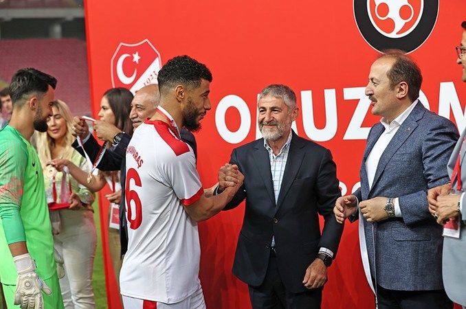 Depremzede Çocuklar İçin Sahaya Çıktılar! Futbolun Yıldızları 'Omuz Omuza' 1