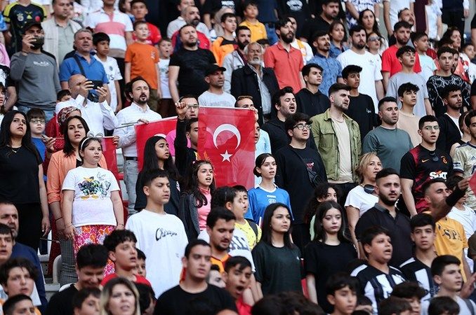 Depremzede Çocuklar İçin Sahaya Çıktılar! Futbolun Yıldızları 'Omuz Omuza' 3