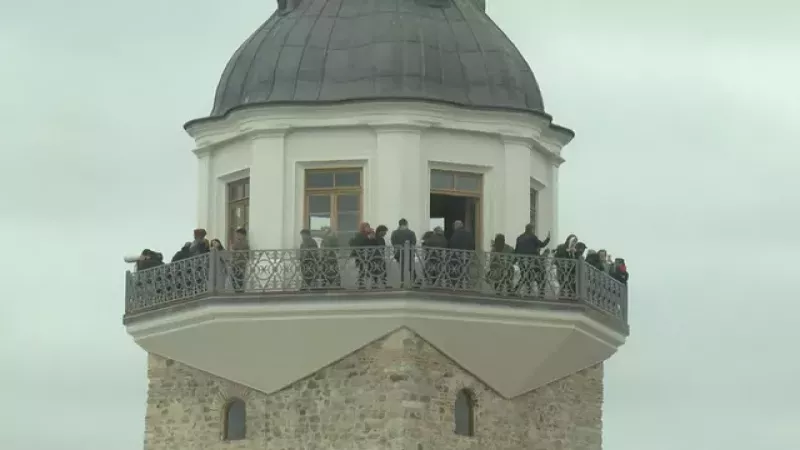 Kız Kulesi’ni İlk Gün İçin İnsanlar Sabaha Kadar Sırada Bekledi: "Gitmek İstemiyoruz!" 3