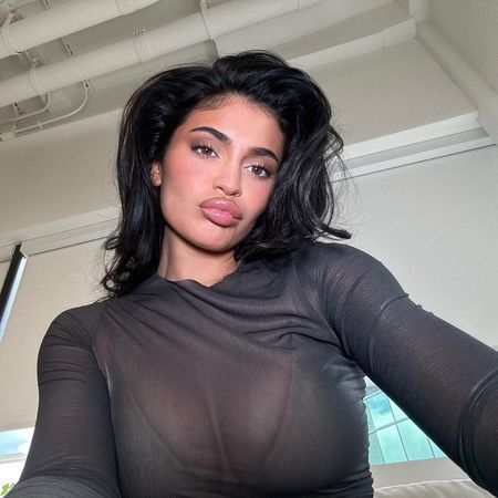 Kylie Jenner vücudunu saran siyah minisiyle nefes kesti! Fenomen güzelin pozlarına milyonlarca beğeni geldi 1