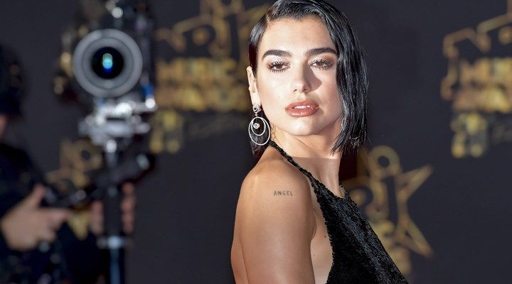 Dua Lipa derin yırtmaçlı dekolte elbise içinde kırmızı halıda nefes kesti! 2