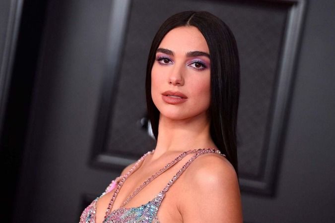 Dua Lipa derin yırtmaçlı dekolte elbise içinde kırmızı halıda nefes kesti! 1