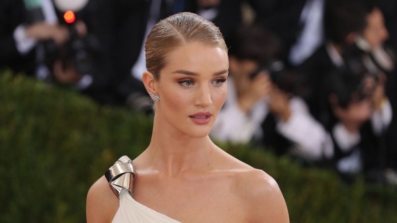 Rosie Huntington-Whiteley su gibi güzelliğiyle Cannes'ı salladı: Kalçasına kadar derin yırtmacıyla kıvrımlı vücudu baş döndürdü 1