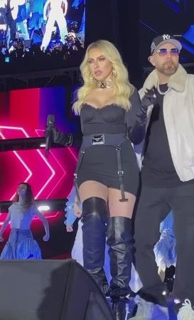 Hadise’nin göğüs dekolteli sahne kıyafeti gündem oldu! Konserde hoplayıp zıpladığı anları paylaşınca sosyal medya yıkıldı! 1