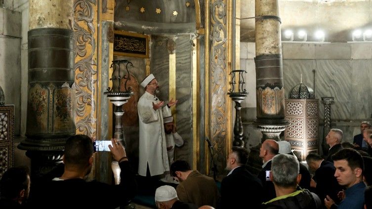 İstanbul’un fethinin 570. yıldönümü! Diyanet İşleri Başkanı Ali Erbaş, Ayasofya’da namaz kıldırıp vaaz verdi! 1