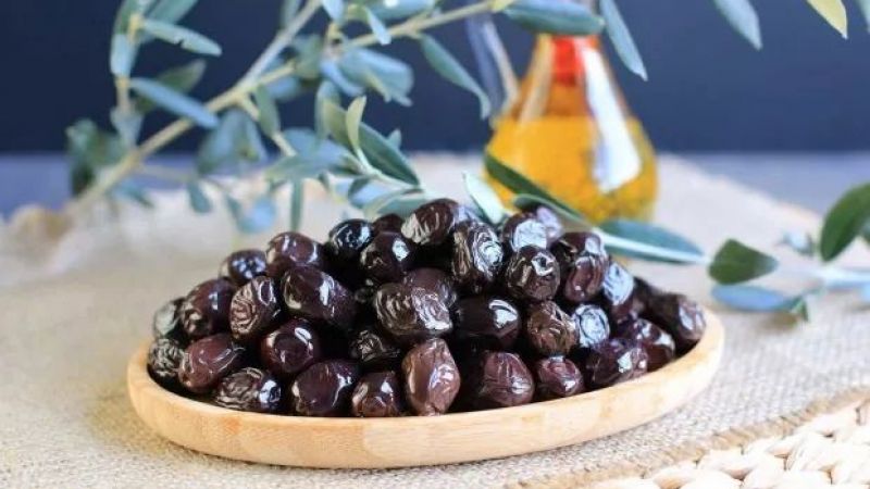 Zeytin tüketerek bağırsak sağlığınıza katkı sağlayın! Düzenli zeytin tüketmek bağırsak sağlığından cilt sağlığına kadar rol sahibi! 2