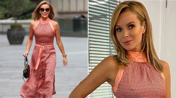 Amanda Holden kendi bildiğini okudu! Cesur kıyafetler giymeye devam ediyor 1