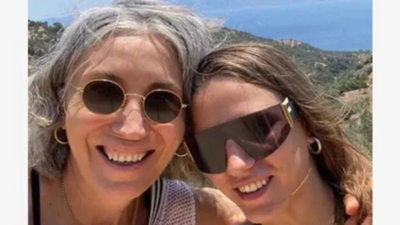 Aile dizisinin Devin’i annesi ile fotoğraf paylaştı! Serenay Sarıkaya’nın annesi ile olan benzerliği herkesi şaşırttı! 2