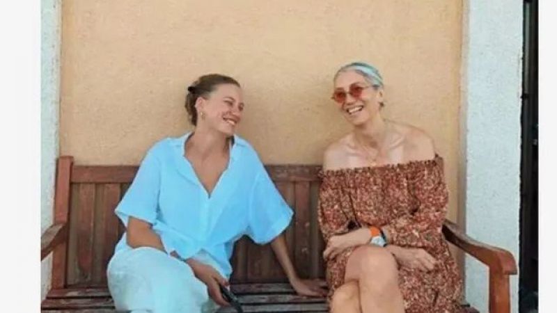 Aile dizisinin Devin’i annesi ile fotoğraf paylaştı! Serenay Sarıkaya’nın annesi ile olan benzerliği herkesi şaşırttı! 1