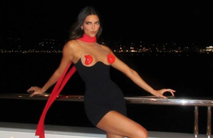 Ünlü model Kendall göğüslerini açıkta bırakan elbisesi içinde sınırları zorladı! Yapraklarla göğüs ucunu gizlemek isteyince… 1