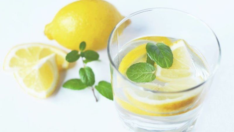 Suyunuza ekleyeceğiniz birkaç damla limonla metabolizmanızı hızlandırın! Limonlu suyla yağları yakmak daha kolay! 1