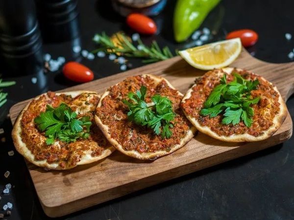 Yaz geldi lahmacun fiyatları ortaya çıkmaya başladı! Özge Ulusoy ise lahmacun fiyatları için… 2