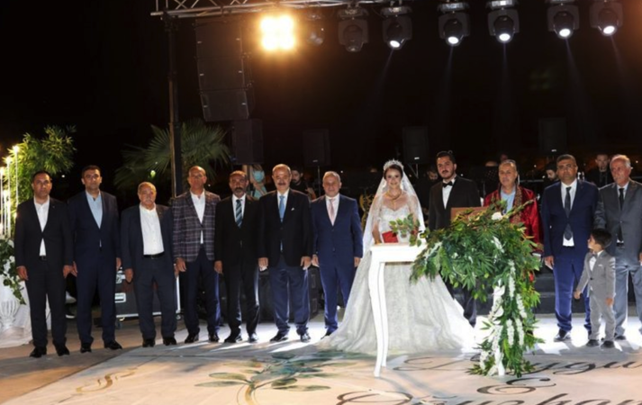 Gaziantep'te Bol Şahitli Muhteşem Nikah... Mustafa Erzin'in oğlu Oğuzhan Erzin, hayatını Duygu Boynukısa ile birleştirdi. 2