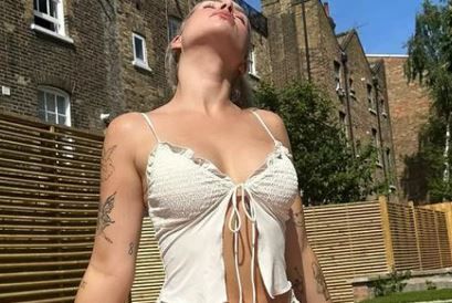 Lottie Moss’un göğüsleri minicik bikinisine sığamadı! O halde metroya bindi oturduğu yerden selfie paylaştı! 1