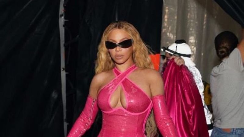 Dünyaca ünlü şarkıcı Beyonce derin göğüs dekolteli sahne kıyafetiyle yürek hoplattı! Derin bacak yırtmacıyla dans edince sosyal medya karıştı! 1