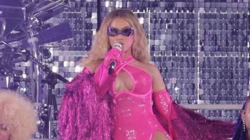 Dünyaca ünlü şarkıcı Beyonce derin göğüs dekolteli sahne kıyafetiyle yürek hoplattı! Derin bacak yırtmacıyla dans edince sosyal medya karıştı! 2