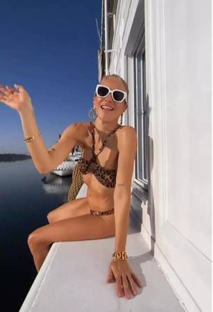 Burcu Esmersoy’dan bikini şov! Ünlü isim bikinili pozlarını peş peşe yayınlamaya devam ediyor! 1