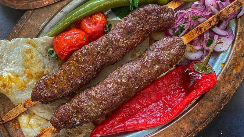 Meğer Evde de Yapılabilirmiş… Çıtır Urfa Kebap ile Ziyafet Çekin! Tüm Detaylarıyla Evde Urfa Kebap Nasıl Yapılır? 1